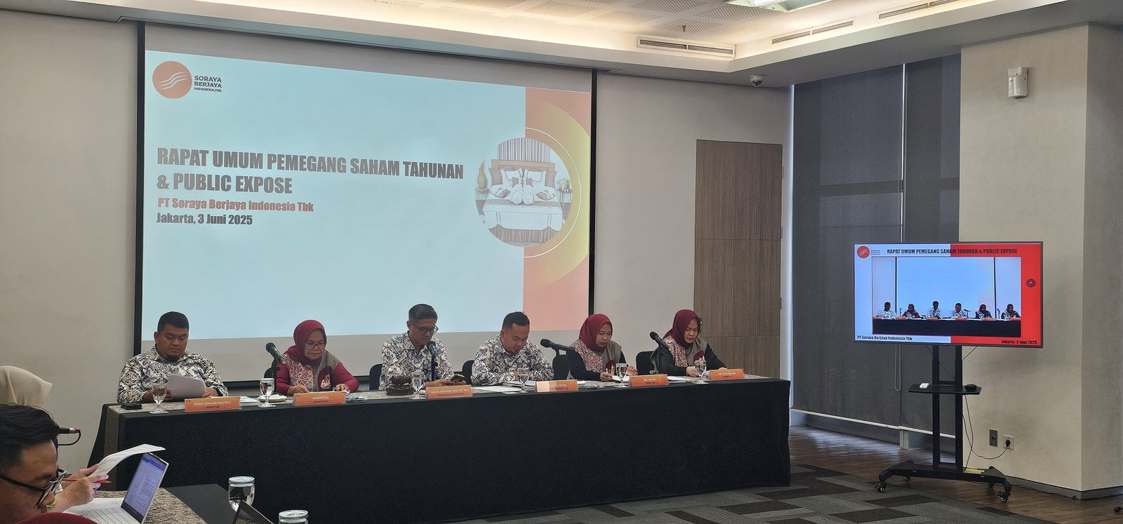 Public Expose presentation with professional staging and audience