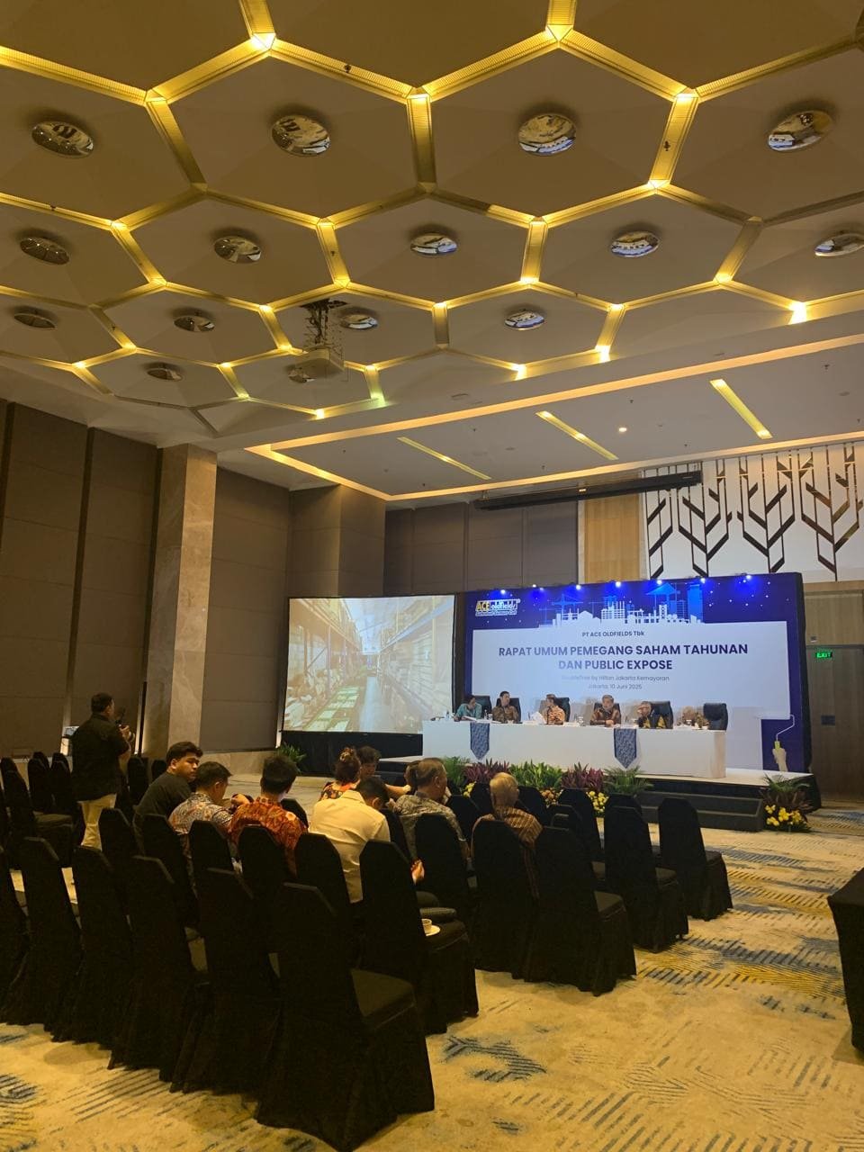 RUPS meeting room setup with professional staging